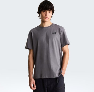 Mann in grauem T-Shirt mit The North Face Logo auf der Brust. Mann in grauem T-Shirt mit The North Face Logo auf der Brust.