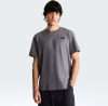 Mann in grauem T-Shirt mit The North Face Logo auf der Brust.