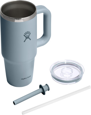 Blauer Hydro Flask Thermobecher mit silbernem Rand und Zubehör. Blauer Hydro Flask Thermobecher mit silbernem Rand und Zubehör.