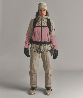 Eine Frau in Skibekleidung und Skischuhen mit Gurtzeug. Eine Frau in Skibekleidung und Skischuhen mit Gurtzeug.