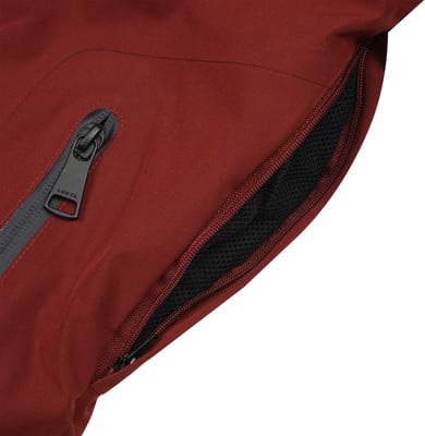 Detail eines dunkelroten Stoffes mit schwarzer Netztasche und Reißverschluss.