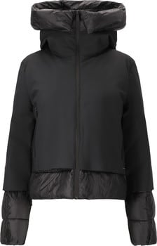 Schwarze Damenjacke mit hohem Kragen und gesteppten Details an Ärmeln und Saum.