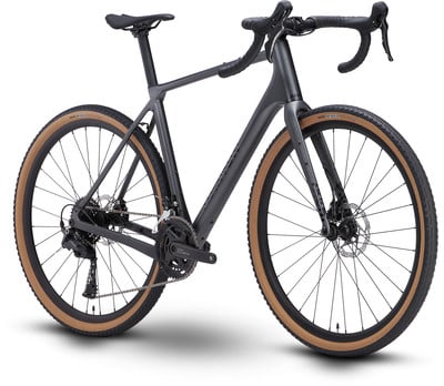 Grauer Gravelbike-Rahmen mit braunen Rädern und schwarzen Anbauteilen.