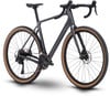 Grauer Gravelbike-Rahmen mit braunen Rädern und schwarzen Anbauteilen.