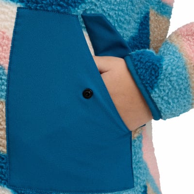 Hand in einer blauen Jackentasche mit buntem Muster. Hand in einer blauen Jackentasche mit buntem Muster.