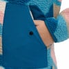 Hand in einer blauen Jackentasche mit buntem Muster.