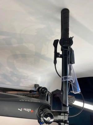 Detail eines E-Bike-Lenkers mit Display und Bedienelementen. Detail eines E-Bike-Lenkers mit Display und Bedienelementen.