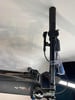 Detail eines E-Bike-Lenkers mit Display und Bedienelementen.