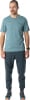 Ein Mann in einem blauen T-Shirt und dunkler Hose mit Dynafit-Logo.