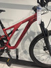 Ein rotes Specialized Stumpjumper Mountainbike mit Preisschild.