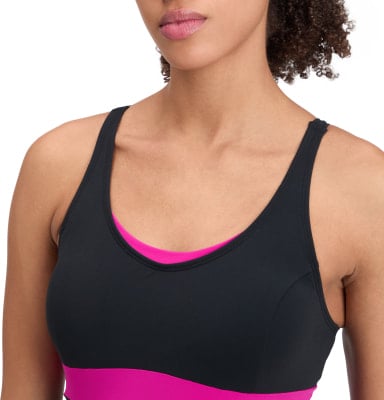 Detail des Oberkörpers einer Frau in einem schwarzen Sport-BH mit pinkem Detail. Detail des Oberkörpers einer Frau in einem schwarzen Sport-BH mit pinkem Detail.