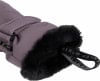 Lila Handschuh mit schwarzem Fellbesatz und Logoband