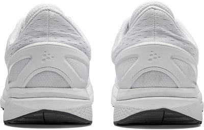 Rückansicht von weißen Laufschuhen mit Logo Rückansicht von weißen Laufschuhen mit Logo