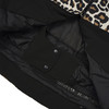 Innenseite einer Jacke mit Leopardenmuster und schwarzen Details.