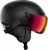 Schwarzer Atomic Skihelm mit rotem Visier und verstellbarem Riemen.