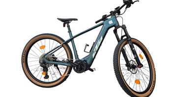 Modernes KTM Mountain E-Bike mit Federung und Scheibenbremsen.