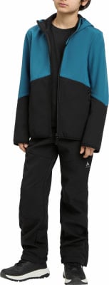 Junge in schwarzer Jacke mit blauen Ärmeln und schwarzer Hose.