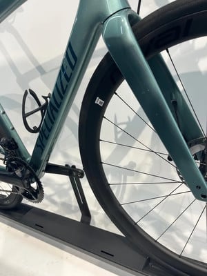Detail des Rahmens und Rades eines Specialized Rennrads mit Logo am Rahmen.
