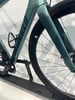 Detail des Rahmens und Rades eines Specialized Rennrads mit Logo am Rahmen.