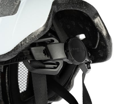Detail der Rückseite eines Fahrradhelms mit Verstellsystem Detail der Rückseite eines Fahrradhelms mit Verstellsystem