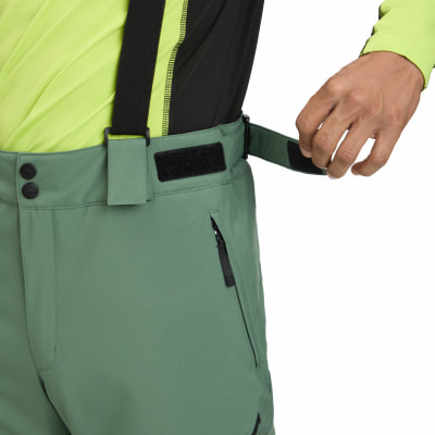 Ein Mann schließt seine Hose mit Klettverschluss und verstellbarem Bund.