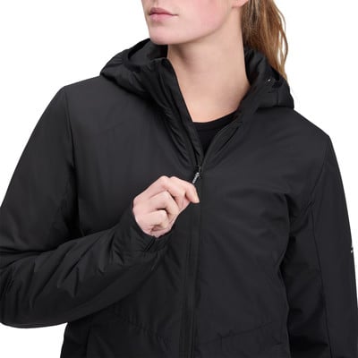 Eine Frau schließt eine schwarze Kapuzenjacke mit einem Reißverschluss. Eine Frau schließt eine schwarze Kapuzenjacke mit einem Reißverschluss.