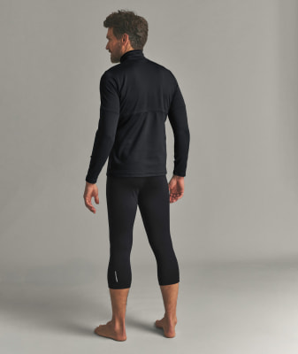 Ein Mann in einem schwarzen Langarmshirt und 3/4-Hose. Ein Mann in einem schwarzen Langarmshirt und 3/4-Hose.