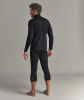 Ein Mann in einem schwarzen Langarmshirt und 3/4-Hose.