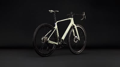 Hellgrünes Gravelbike mit schwarzen Rädern und schwarzem Lenker. Hellgrünes Gravelbike mit schwarzen Rädern und schwarzem Lenker.