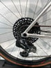 Detail des SRAM XX1 Eagle Schaltwerks mit Kassette und Kette.