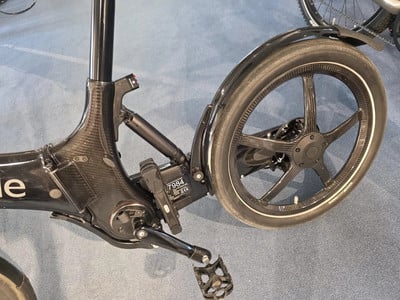 Detail des Carbon-Fahrradrahmens mit Dämpfer und Hinterrad. Detail des Carbon-Fahrradrahmens mit Dämpfer und Hinterrad.