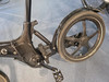 Detail des Carbon-Fahrradrahmens mit Dämpfer und Hinterrad.