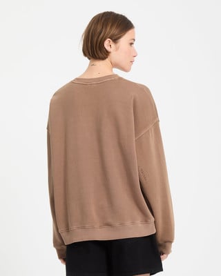 Ein Mädchen in einem braunen Sweatshirt und schwarzen Shorts steht mit dem Rücken zur Kamera. Ein Mädchen in einem braunen Sweatshirt und schwarzen Shorts steht mit dem Rücken zur Kamera.