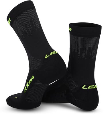 Schwarze Socken mit limettengrünem LSB-Logo und RX300-Aufdruck. Schwarze Socken mit limettengrünem LSB-Logo und RX300-Aufdruck.