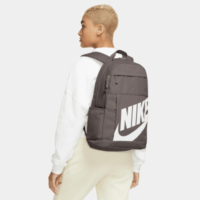 Grauer Nike Rucksack für Damen mit großem weißem Nike Logo. Grauer Nike Rucksack für Damen mit großem weißem Nike Logo.