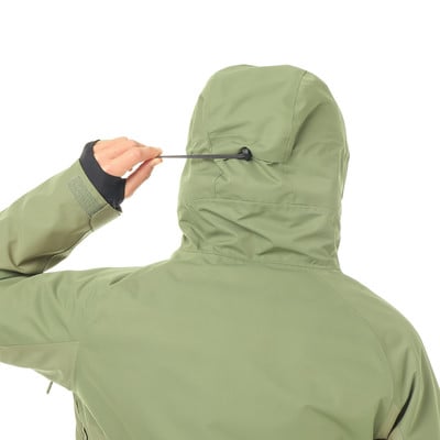 Grüne Kapuzenjacke, die eine Person mit einem Kordelzug verstellt. Grüne Kapuzenjacke, die eine Person mit einem Kordelzug verstellt.