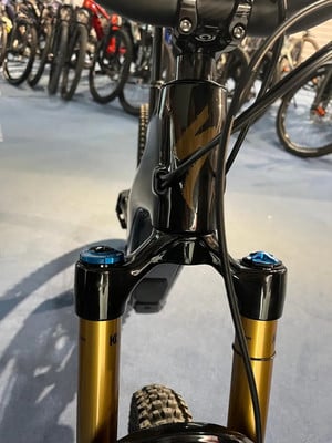 Detail einer schwarzen Mountainbike-Federgabel mit Logo. Detail einer schwarzen Mountainbike-Federgabel mit Logo.