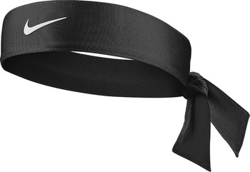 Ein schwarzes Nike-Stirnband mit weißem Logo und Schnürung hinten.