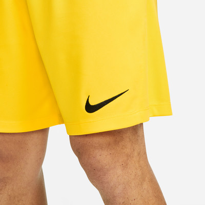 Gelbe Nike-Shorts mit schwarzem Logo auf dem linken Hosenbein. Gelbe Nike-Shorts mit schwarzem Logo auf dem linken Hosenbein.