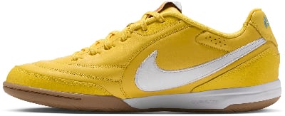 Gelber Herrenschuh von Nike mit weißem Logo und brauner Sohle.