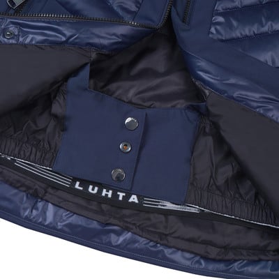 Detail der Innenseite einer dunkelblauen Jacke mit Luhta-Logo. Detail der Innenseite einer dunkelblauen Jacke mit Luhta-Logo.