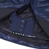 Detail der Innenseite einer dunkelblauen Jacke mit Luhta-Logo.