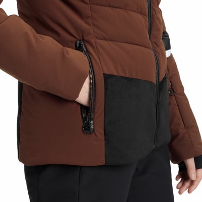 Detail einer braunen Damenjacke mit schwarzen Einsätzen und einer Reißverschlusstasche.