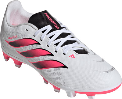 Weiße Adidas Predator Fußballschuhe mit pinken Streifen und schwarzer Zunge. Weiße Adidas Predator Fußballschuhe mit pinken Streifen und schwarzer Zunge.