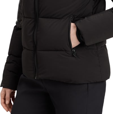 Nahaufnahme einer schwarzen Daunenjacke mit einer Hand in der Tasche und Reißverschluss. Nahaufnahme einer schwarzen Daunenjacke mit einer Hand in der Tasche und Reißverschluss.