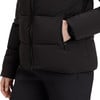 Nahaufnahme einer schwarzen Daunenjacke mit einer Hand in der Tasche und Reißverschluss.