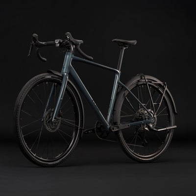 Grauer Gravelbike-Rahmen mit Schutzblechen und Gepäckträger vor schwarzem Hintergrund. Grauer Gravelbike-Rahmen mit Schutzblechen und Gepäckträger vor schwarzem Hintergrund.