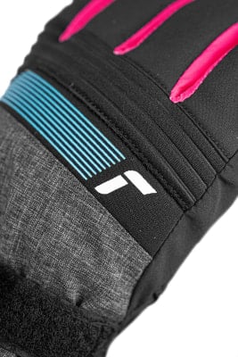 Detail eines Handschuhs mit rosafarbenen Akzenten, blauen Streifen und Logo. Detail eines Handschuhs mit rosafarbenen Akzenten, blauen Streifen und Logo.