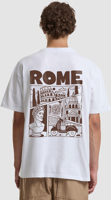 Weißes T-Shirt mit braunem Rom-Aufdruck und einer Collage römischer Motive. Weißes T-Shirt mit braunem Rom-Aufdruck und einer Collage römischer Motive.