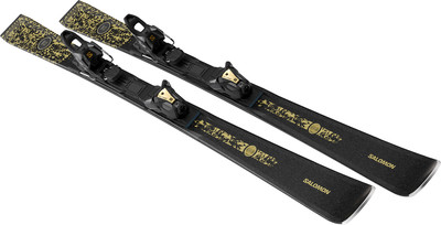 Salomon-Ski mit schwarzem Design und goldenen Details, inklusive Bindung. Salomon-Ski mit schwarzem Design und goldenen Details, inklusive Bindung.
